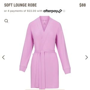 Skims soft lounge robe in petal